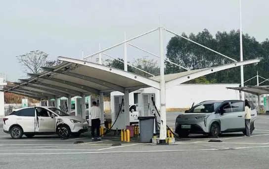 广西实现高速公路服务区充电桩全覆盖 已建成充电桩4392个